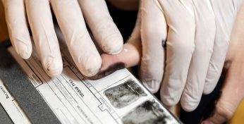 Совмин предложил обязать снимать отпечатки пальцев у белорусов, имеющих иностранное гражданство или ВНЖ