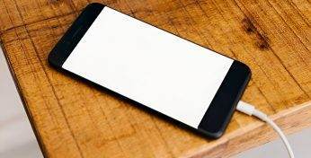 Могилевчанин пригласил к себе домой гостей и… украл у одного из них телефон