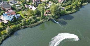 В Бресте МЧС поливало озеро водой, а спортсмены катались на гидроциклах — всё, чтобы спасти рыбу от замора