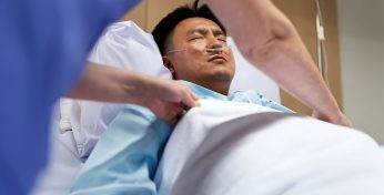 В Китае мужчина, умирающий от рака, хотел перепоручить воспитание своей дочки бывшей супруге и узнал, что все это время воспитывал неродного ребенка