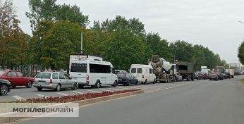 От нового моста по Королева до проспекта Мира — уже несколько дней пробки