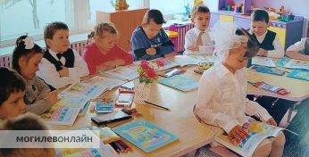 В Беларуси расширили доступ к профессии воспитателя. Теперь работать в детском саду можно и без педобразования