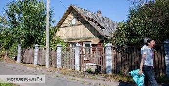 Помните историю с табличкой «Помогите — крыша» в Могилеве? Рассказываем, как разрешилась ситуация с инвалидом и поврежденным домом