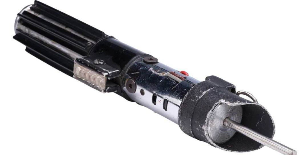 Световой меч Дарта Вейдера ушел с молотка более чем за 3,5 миллиона долларов — продали не только его