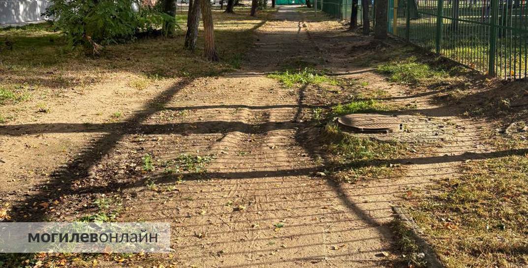 Могилевчане в недоумении: капремонт дома на Кутепова закончили, а дорожку за ним так и не отремонтировали. Разбираемся, в чем дело