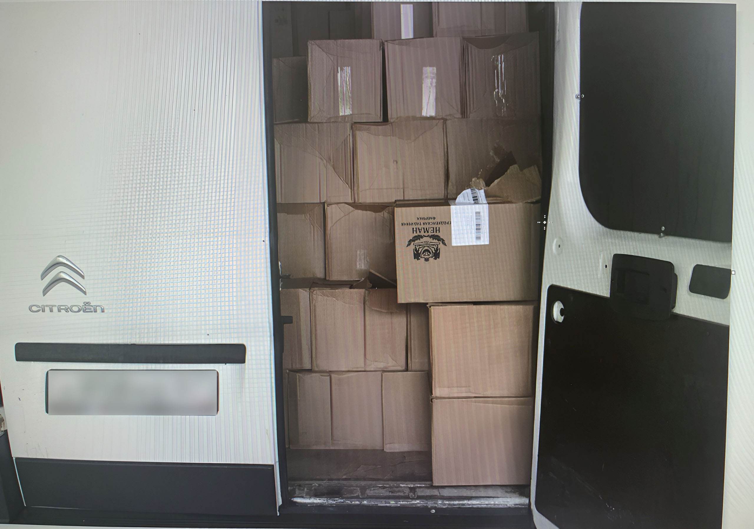 Белорусские предприниматели крупно погорели в России на контрабанде сигарет: у одного конфисковали дорогую иномарку, а второму машину оставили при условии, что он выплатит за нее $36,5 тысяч. Это еще не все потери