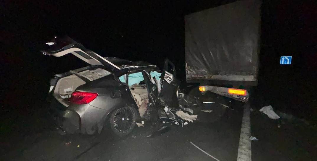 В Бобруйском районе легковушка столкнулась с грузовиком: один человек погиб, второй — в больнице