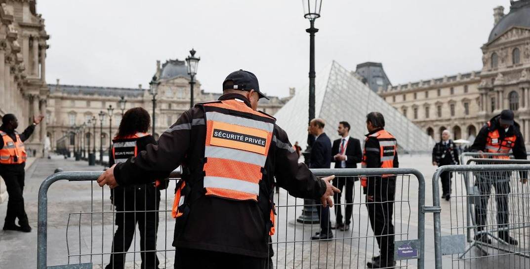 Во Франции задержали двух человек, подозреваемых в дерзком ограблении Лувра
