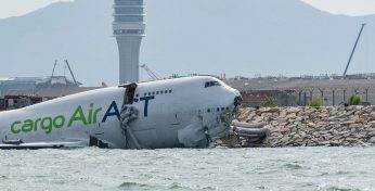 В Гонконге грузовой Boeing выкатился с посадочной полосы в море — есть погибшие