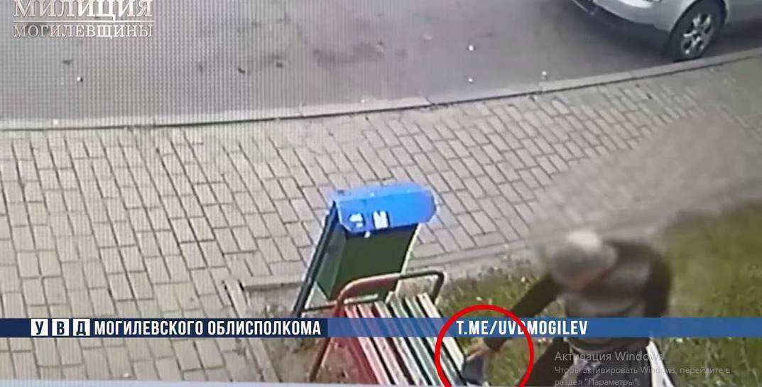 Бобруйчанин забыл на скамейке кошелек с деньгами — его забрала проходившая мимо женщина. Угадайте, чем все закончилось