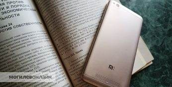 В Могилеве мужчина уснул на остановке. Пока он спал, его ограбили два раза — сначала вытащили телефон, а потом и кошелек