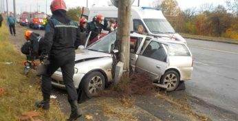 Жесткое ДТП в Бобруйске: легковушка въехала в столб, понадобилась помощь спасателей