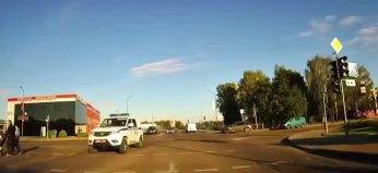 У Слоніме супрацоўнікі ДАІ дапамаглі аператыўна даставіць у бальніцу дзяўчынку з траўмай галавы