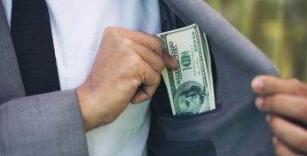 В Беларуси за взятки задержали трех руководителей предприятий — они получили «благодарность» в 100 тысяч рублей