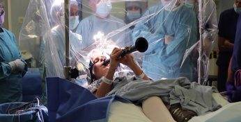 В Великобритании пациентка с болезнью Паркинсона играла на кларнете прямо во время операции на мозге