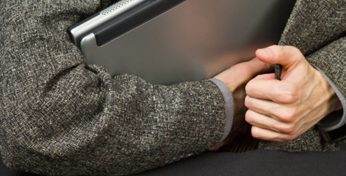 Бобруйчанин пустил пожить в свой дом знакомую, а та сдала в ломбард его ноутбук