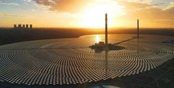 Китай запустил первую в мире двухбашенную солнечную ТЭС. Как она работает и чем лучше обычной?