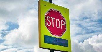 На дороге под Гомелем установили «умный» знак STOP. Вот что он умеет делать