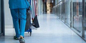 В Великобритании уволили уборщицу, которая 16 лет работала по 17 часов в день. Она попыталась оспорить это решение