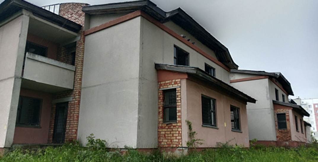 В Бобруйске продали один из недостроенных коттеджей завода КПД: сколько заплатил покупатель и что стало с остальными домами