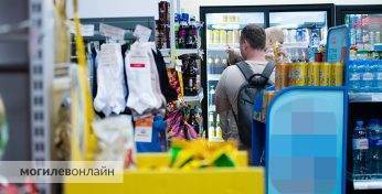 С детьми проводит до 3 часов в день, работает строителем — портрет белорусского отца представил Белстат