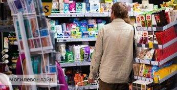 В Жодино кассир супермаркета брала продукты бесплатно, а потом позволила вывозить их целыми тележками родственникам