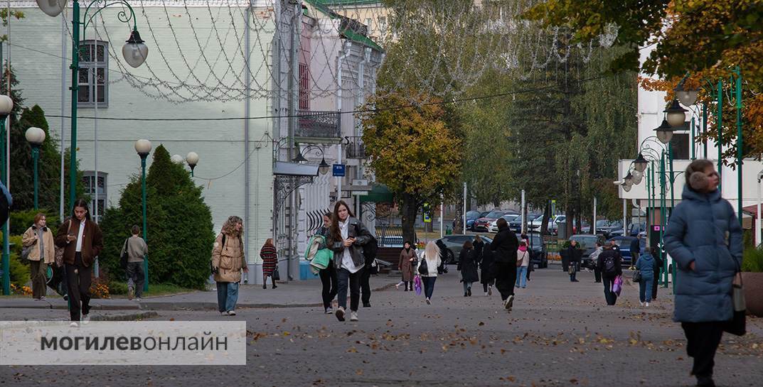 «Спорт, классика и красный в тренде». Вышли на улицу и посмотрели, какая одежда популярна этой осенью у могилевчан
