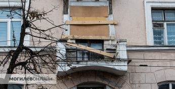В Могилеве серьезно взялись за «сталинку», от которой постоянно валятся куски штукатурки на тротуар