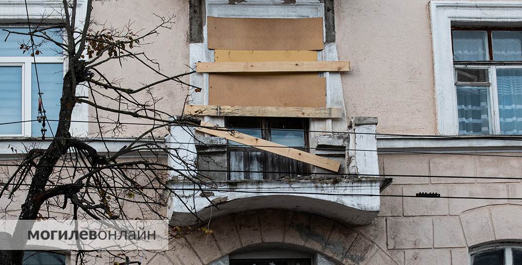 В Могилеве серьезно взялись за «сталинку», от которой постоянно валятся куски штукатурки на тротуар