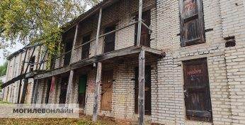 «Сараи снесут, оборудуют красивую площадку, а горячей воды в доме как не было, так и не будет». Побывали на Воровского, 39, где во дворе старинного особняка собираются сделать парковку