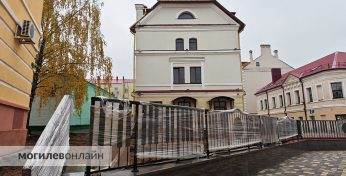 Забор в виде фортепианных клавиш, эксклюзивные люки и необычная инсталляция от школы искусств — смотрим на могилевское преображение