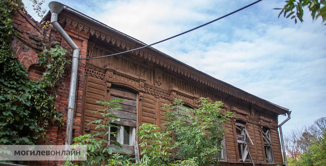 «В этот дом будет вложено много души» — Узнали, что ждет старинный особняк с резьбой на Комиссариатском переулке в Могилеве