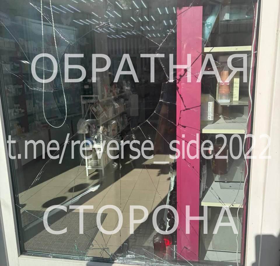 Могилевчанин хотел удивить новую знакомую и... разбил витрину в магазине корейской косметики