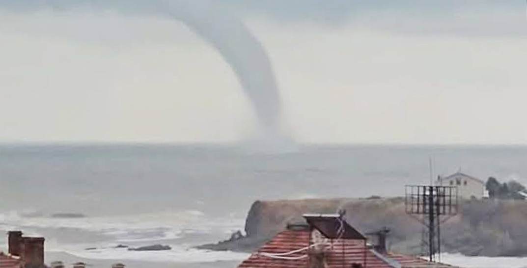Снег, потоп и водяные смерчи — посмотрите, что творится сейчас в Болгарии