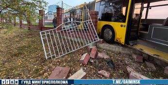 В Минске водитель автобуса потерял сознание за рулем — транспорт вылетел с дороги