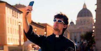 Итальянского священника отчитали за фитнес-контент в соцсетях — считают, что такой служитель церкви им не подходит