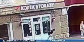 В Могилеве нетрезвый местный житель решил опробовать боевые искусства прямо на витрине магазина