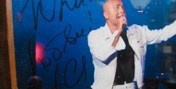 Не знали, на что потратить зарплату? Купите автограф — чей-нибудь вам точно будет по карману