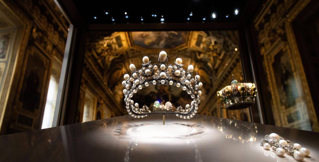 Сколько стоили похищенные из Лувра драгоценности? Французские эксперты оценили ущерб